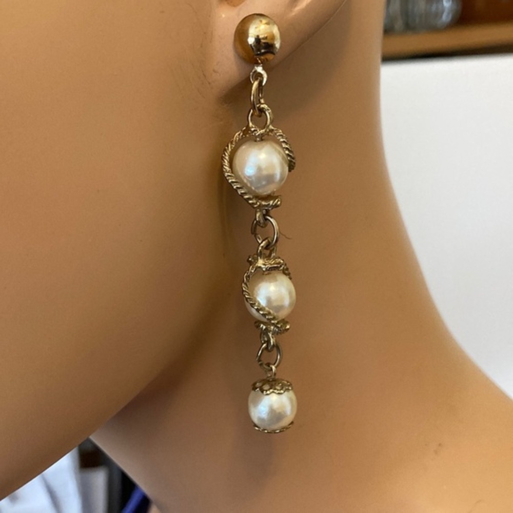 Gold tone pearl drop earring